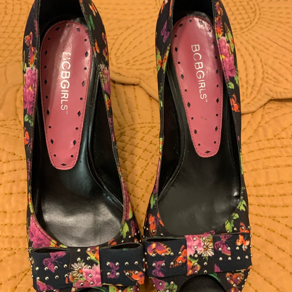 BCBGIRLS PEEP TOE HEELS   SIZE 8M vintage 90’s